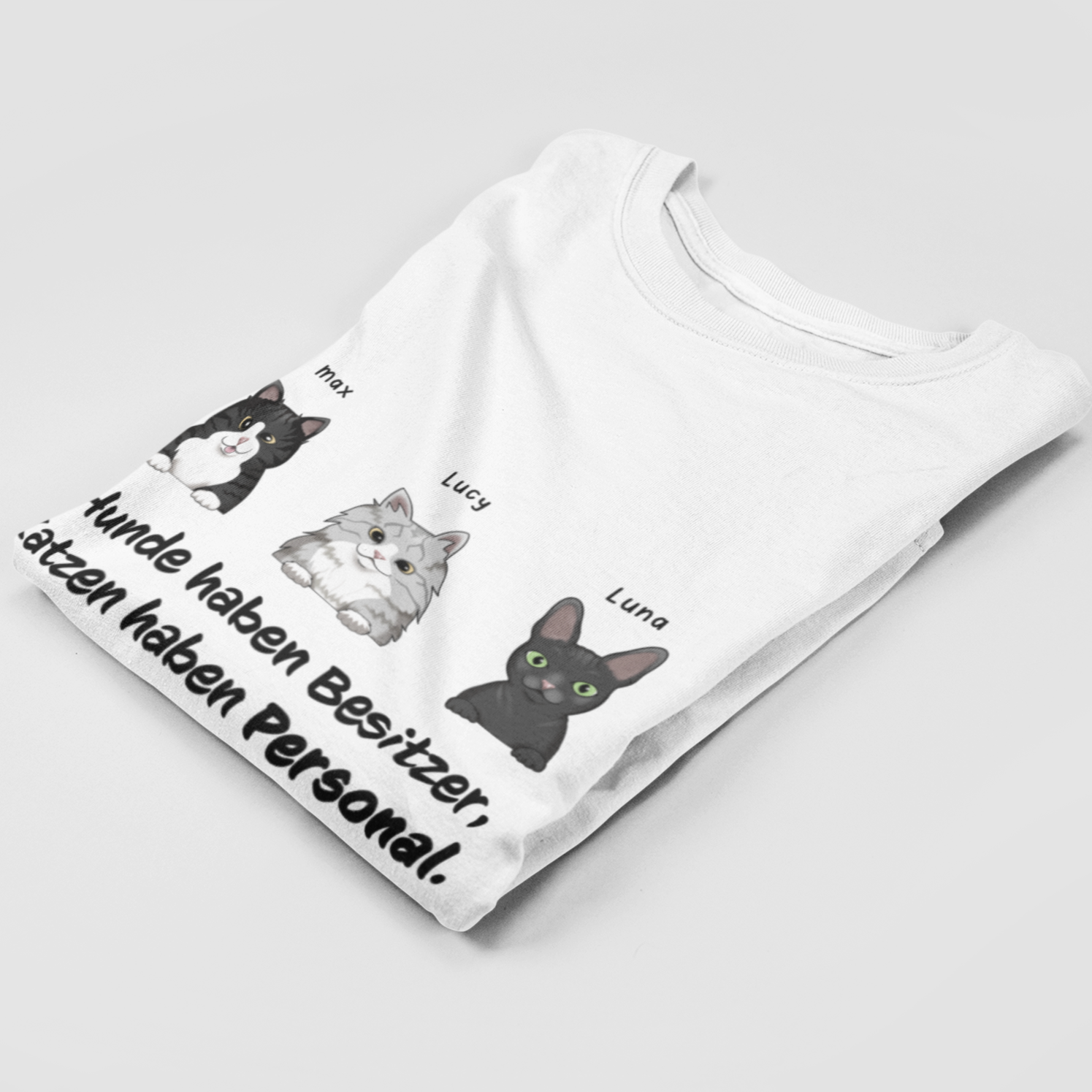 Folded Personalized Katzen haben Personal T-Shirt showcasing unique cat motif print.