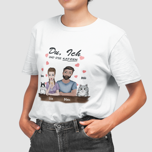 Woman wearing a t-shirt with the 'Du, ich und die Katzen' design, showcasing personalized woman and man characters along with two selected cat images, each accompanied by a custom name.